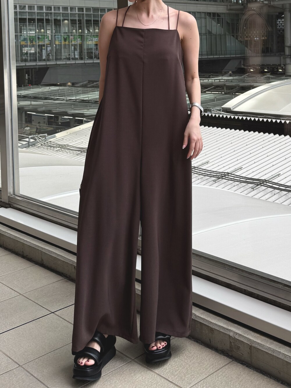 ブラウン系のつなぎ/オールインワン、ブラック系のサンダルを着用したレディースの夏コーディネートの6枚目の写真