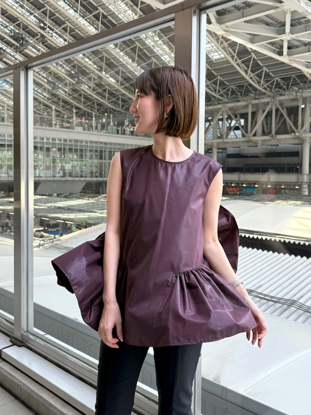 レッド系のシャツ/ブラウス、ブラック系のその他パンツ、シルバー系のパンプスを着用したレディースの夏コーディネートの4枚目の写真