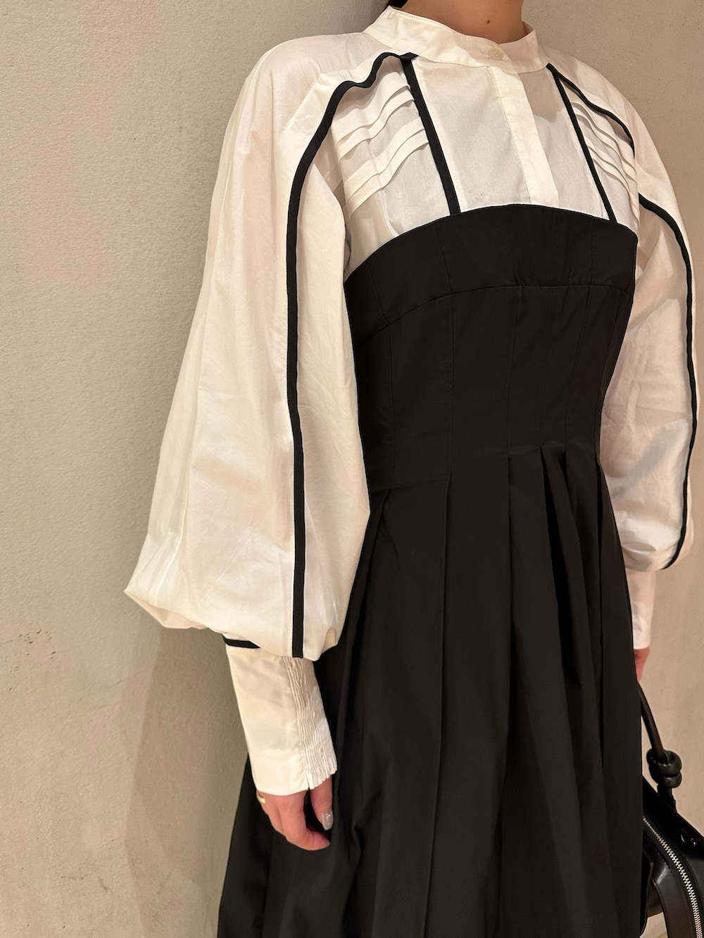 その他のワンピース、ホワイト系のブーツ、ブラック系のハンドバッグを着用したレディースの夏コーディネートの4枚目の写真