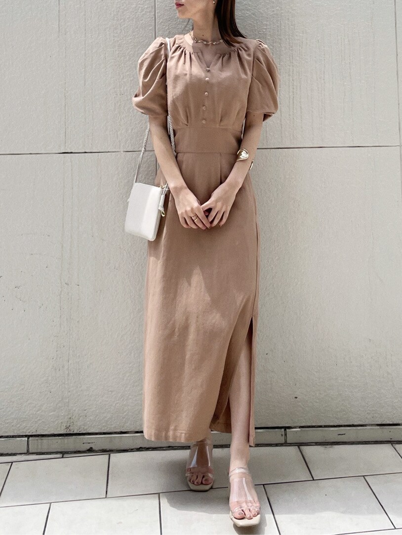 その他のその他シューズ、ホワイト系のショルダーバッグ、ベージュ系のワンピースを着用したレディースの春コーディネートの2枚目の写真