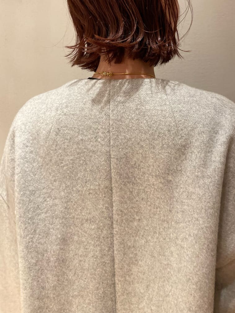 ブラック系のニット/セーター、ピンク系のその他パンツ、グレー系のその他アウターを着用したレディースの秋コーディネートの10枚目の写真