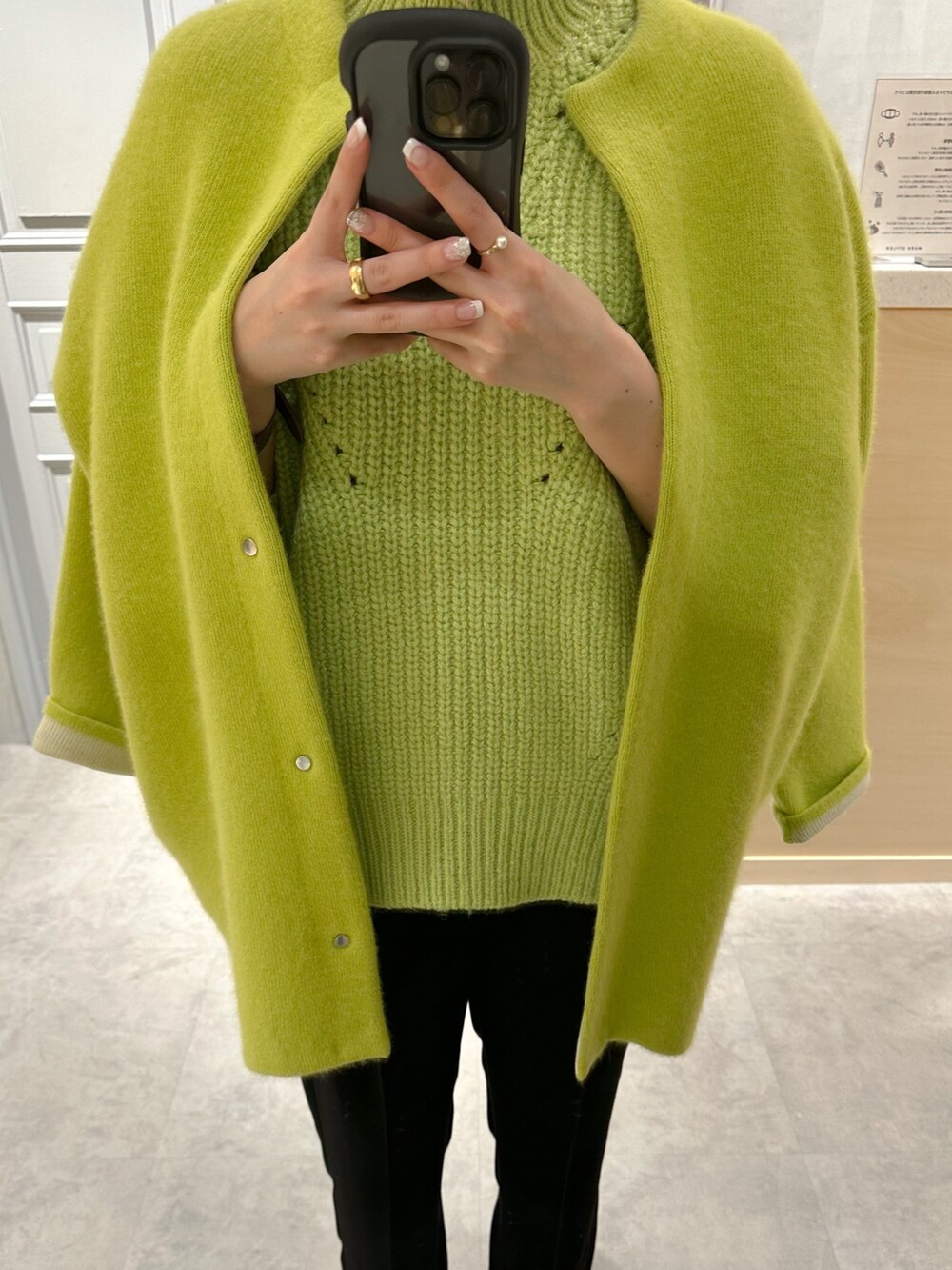 イエロー系のカーディガン/ボレロ、ブラック系のその他パンツ、グリーン系のニット/セーターを着用したレディースの冬コーディネートの7枚目の写真