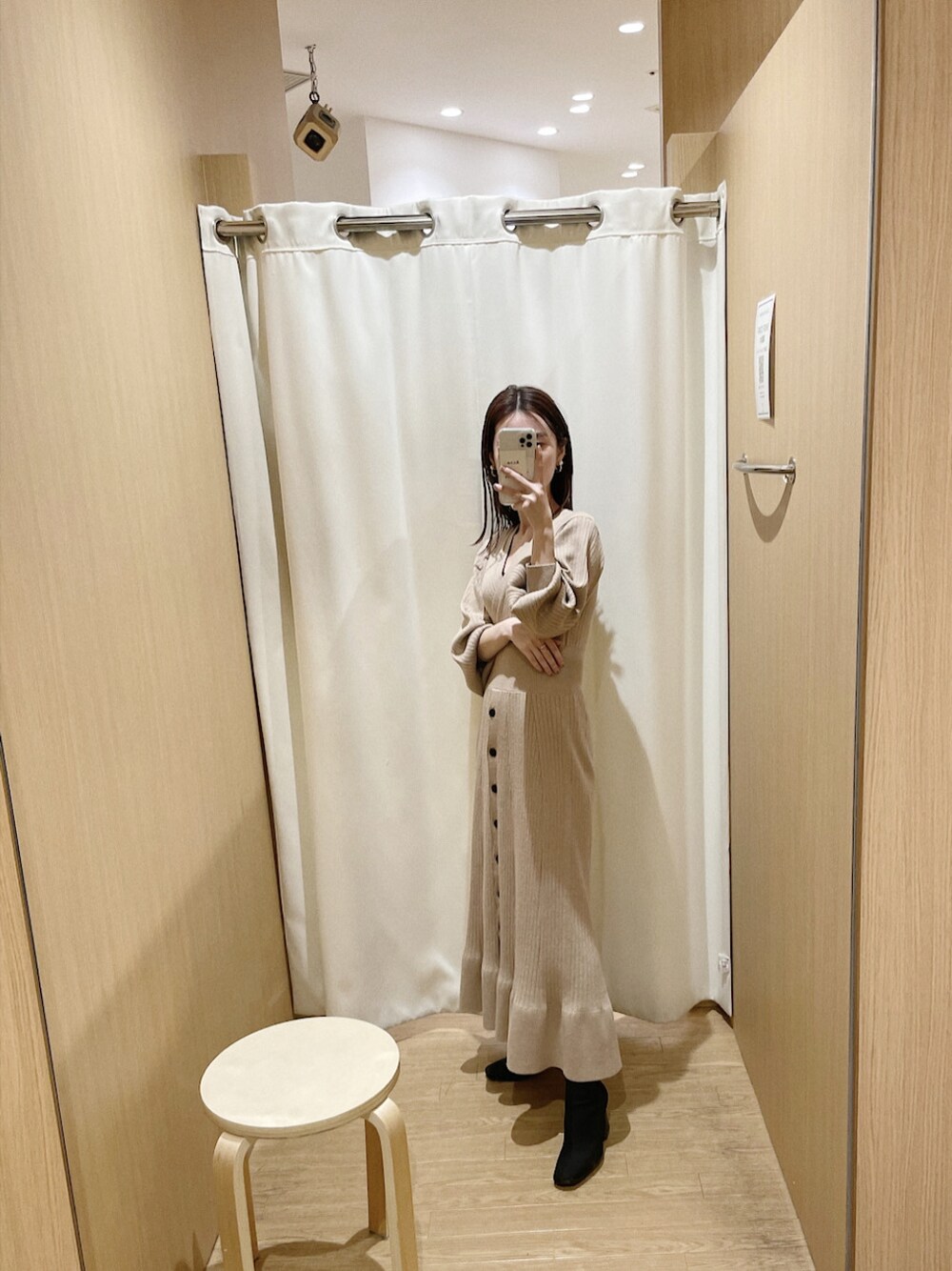 ベージュ系のワンピースを着用したレディースの冬コーディネートの4枚目の写真