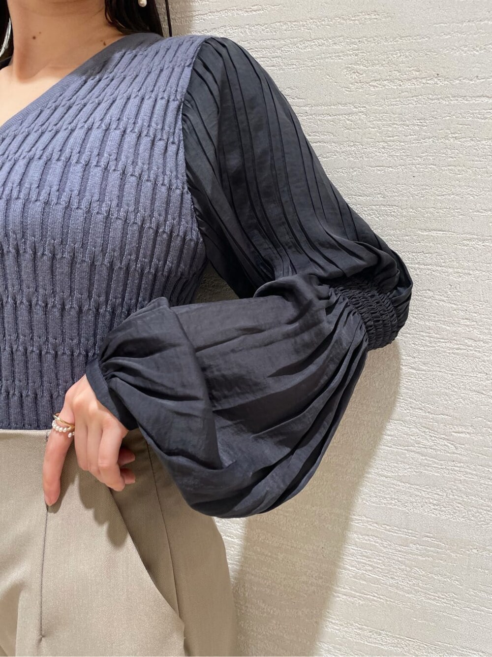 ブラック系のその他シューズ、ブルー系のニット/セーター、グレー系のその他パンツを着用したレディースの夏コーディネートの4枚目の写真