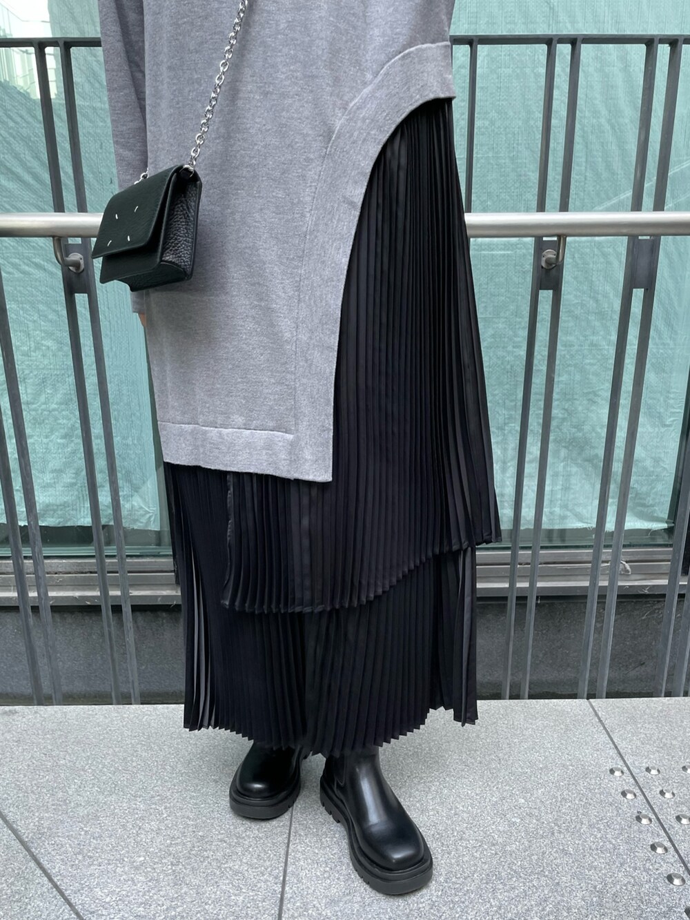 グレー系のワンピース、ブラック系のダウンジャケット/コート、ブラック系の財布を着用したレディースの冬コーディネートの10枚目の写真