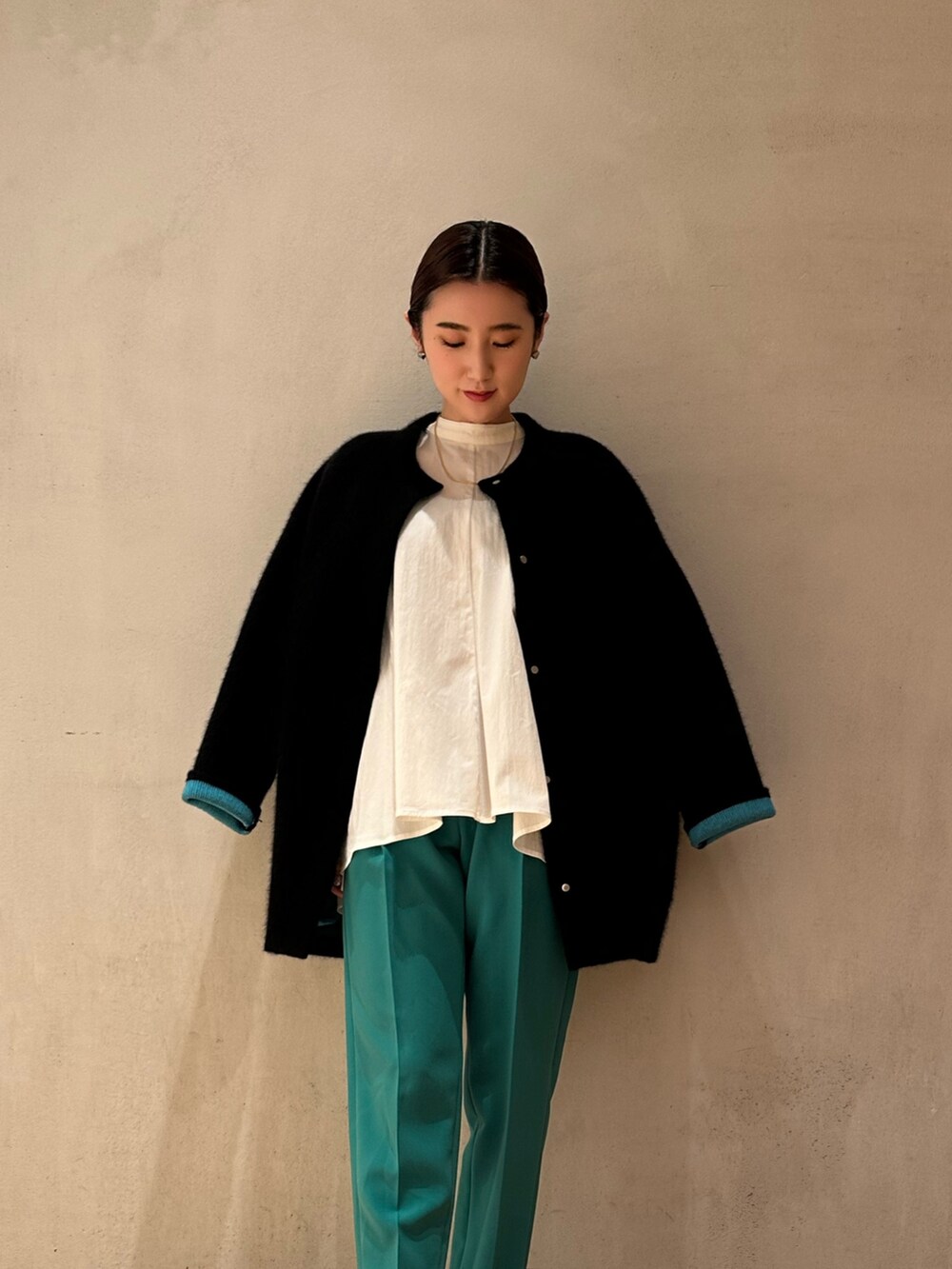 ブラック系のカーディガン/ボレロ、ホワイト系のシャツ/ブラウス、グリーン系のその他パンツを着用したレディースの冬コーディネートの6枚目の写真