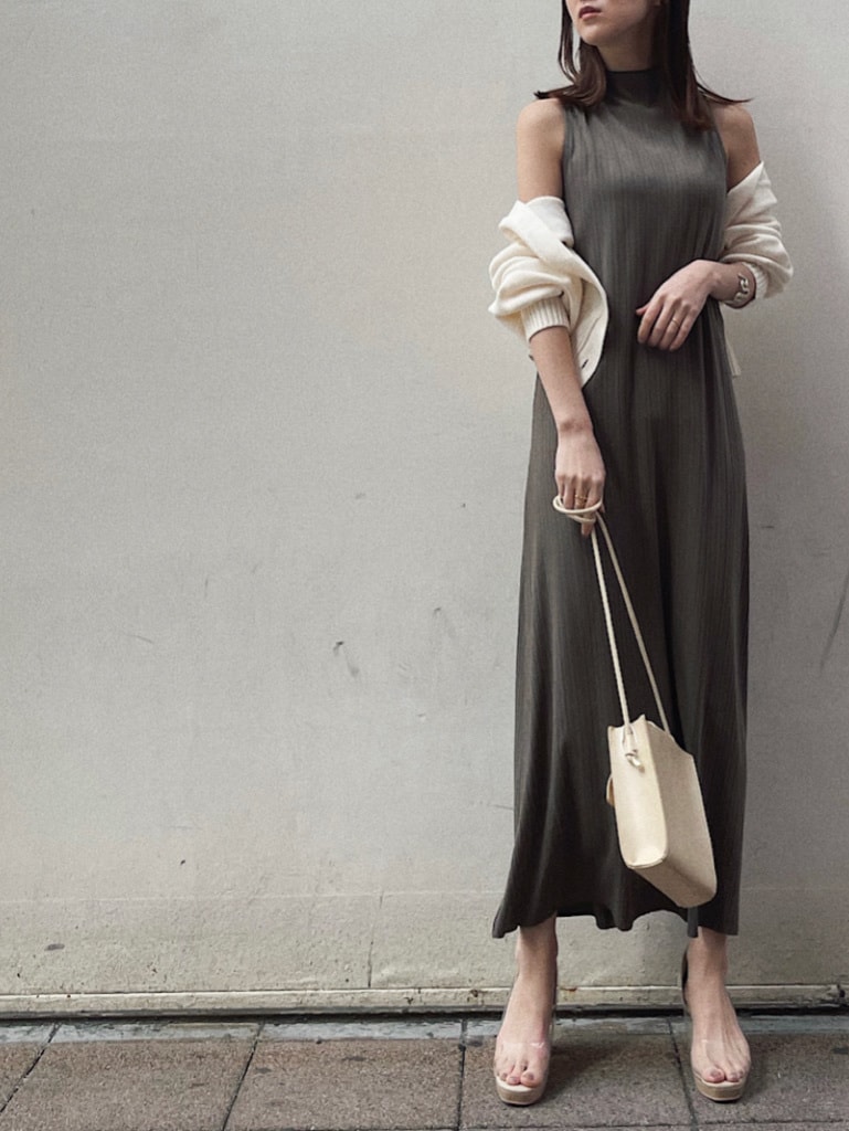 グレー系のワンピース、ベージュ系のサンダル、その他のパンプスを着用したレディースの冬コーディネートの6枚目の写真