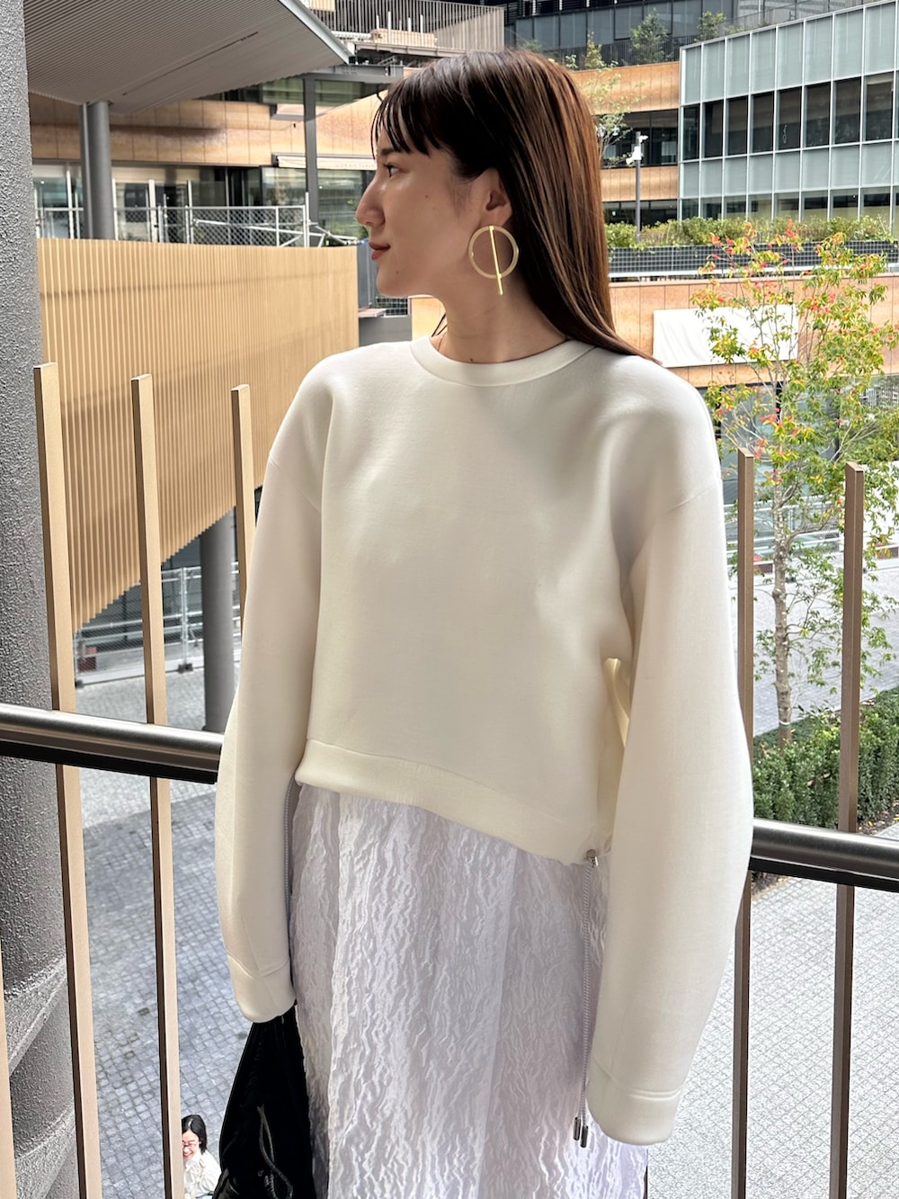 ホワイト系のワンピース、ホワイト系のスウェットを着用したレディースの秋コーディネートの5枚目の写真