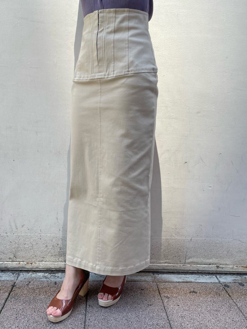 ブラウン系のパンプス、ベージュ系のスカート、パープル系のニット/セーターを着用したレディースの夏コーディネートの8枚目の写真