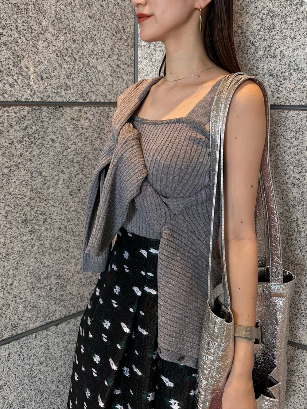 グレー系のカーディガン/ボレロ、その他のスカート、シルバー系のブーツを着用したレディースの夏コーディネートの7枚目の写真