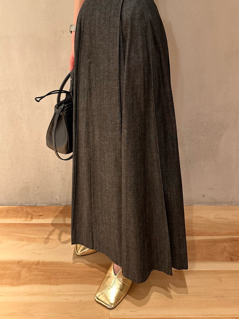 ゴールド系のパンプス、イエロー系のタンクトップ、その他のテーラードジャケットを着用したレディースの春コーディネートの8枚目の写真