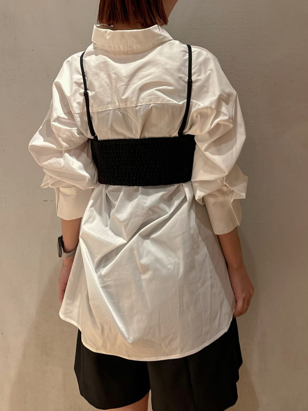 ブラック系のシャツ/ブラウス、ブラック系のその他パンツ、ブラック系のシューズを着用したレディースの秋コーディネートの5枚目の写真