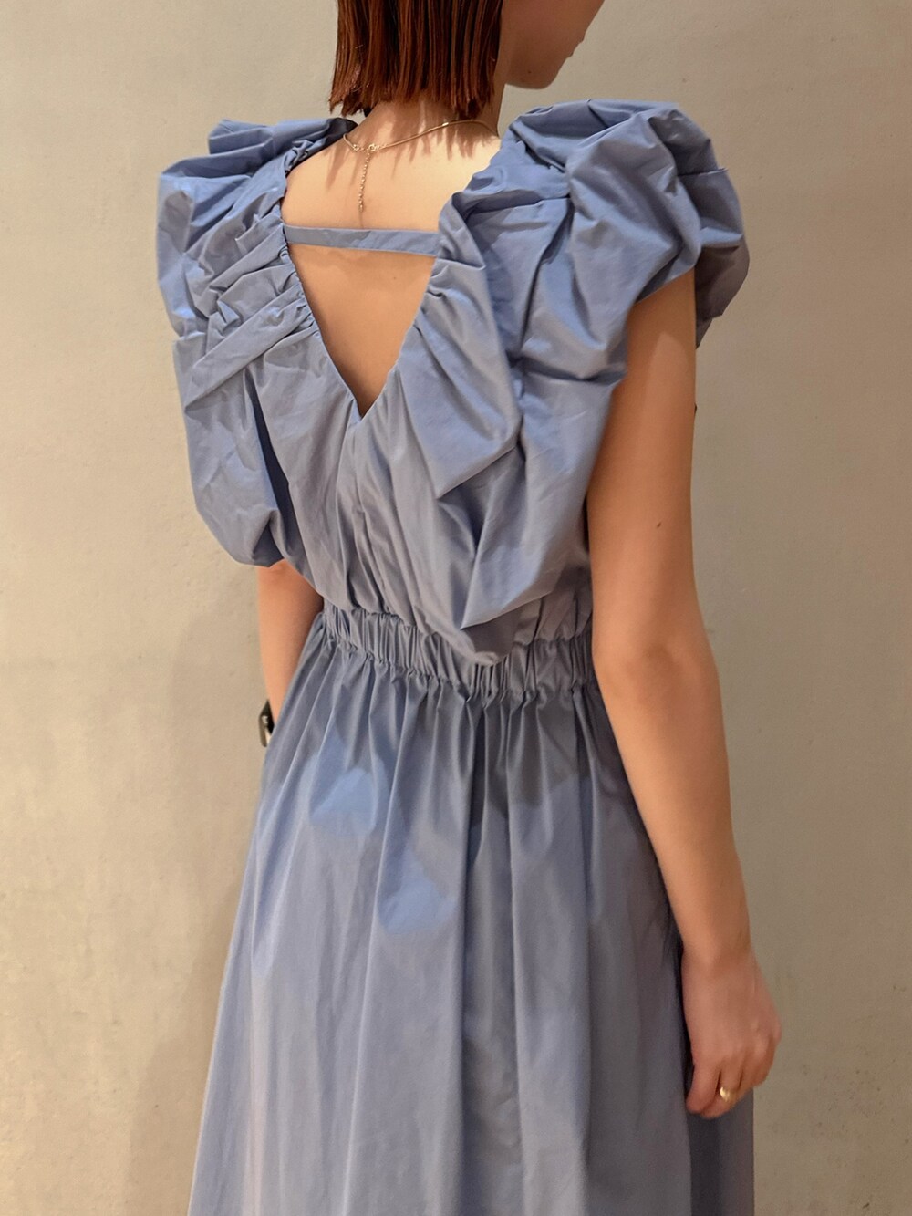 ブルー系のワンピース、ホワイト系のスニーカーを着用したレディースの夏コーディネートの4枚目の写真