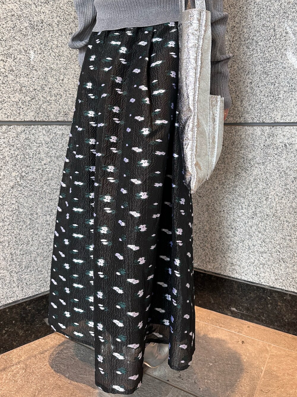 グレー系のカーディガン/ボレロ、その他のスカート、シルバー系のブーツを着用したレディースの夏コーディネートの10枚目の写真