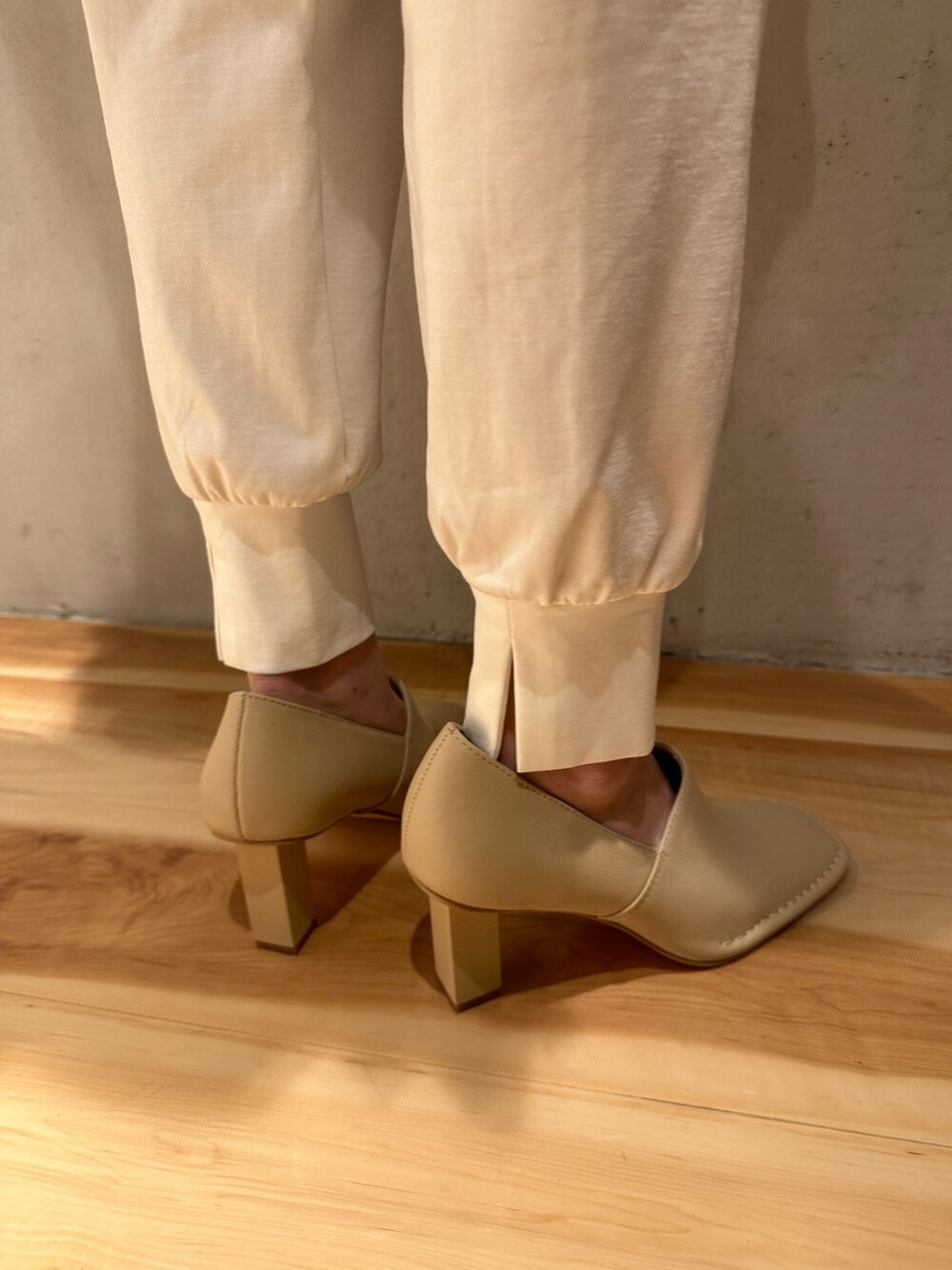 ベージュ系のブーティ、ホワイト系のシャツ/ブラウス、ブラック系のショルダーバッグを着用したレディースの夏コーディネートの7枚目の写真