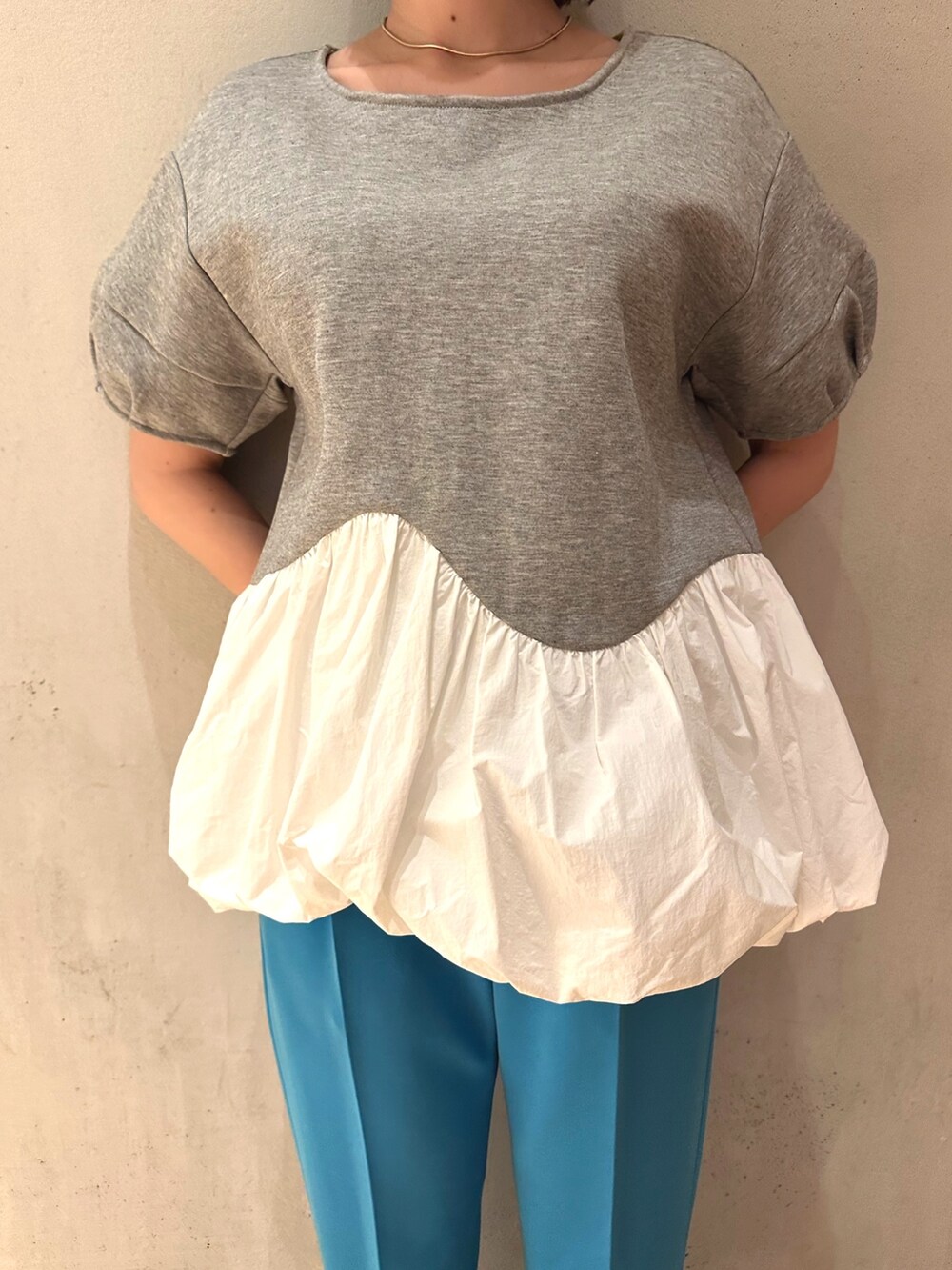 グレー系のTシャツ/カットソー、ブルー系のその他パンツ、ホワイト系のスニーカーを着用したレディースの春コーディネートの2枚目の写真