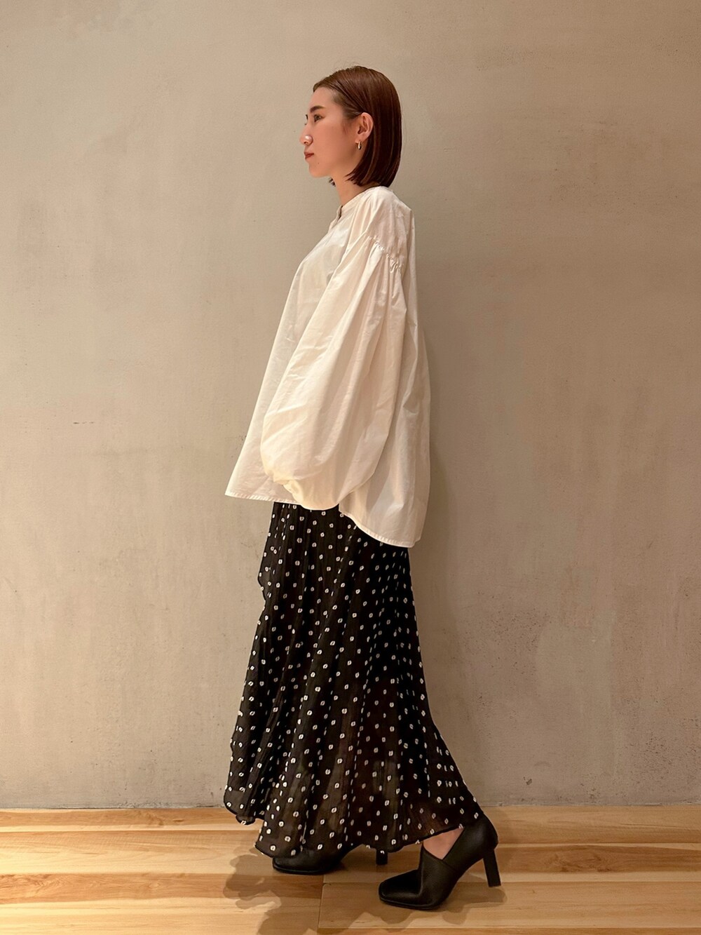 ホワイト系のシャツ/ブラウス、その他のスカート、ブラック系のパンプスを着用したレディースの春コーディネートの2枚目の写真