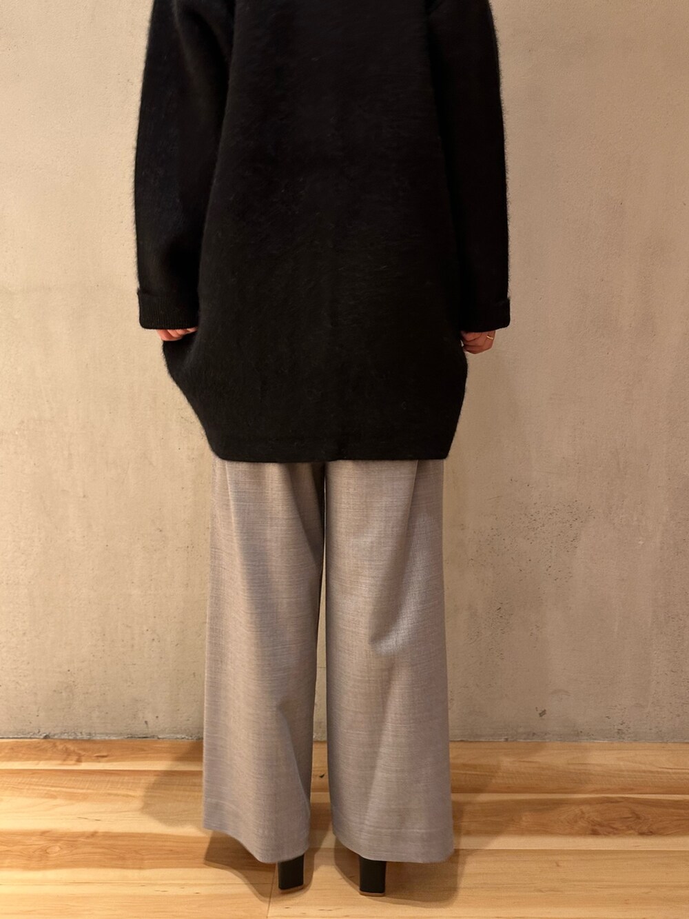 ブラック系のブーツ、ブラック系のノーカラージャケット、グレー系のその他パンツを着用したレディースの秋コーディネートの7枚目の写真