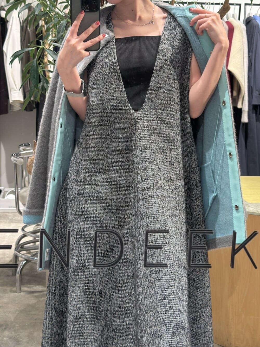 ブラック系のワンピース、グレー系のカーディガン/ボレロを着用したレディースの秋コーディネートの8枚目の写真