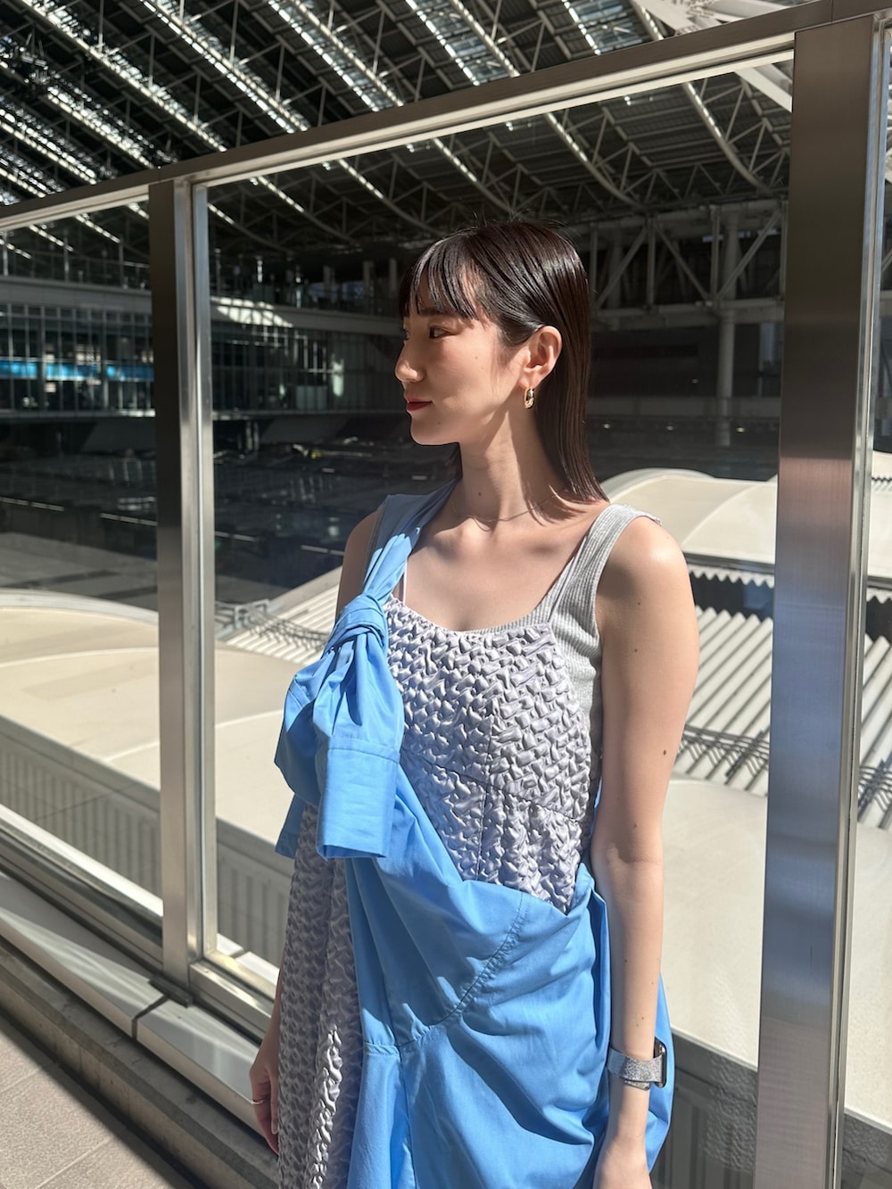 ブルー系のシャツ/ブラウス、グレー系のワンピース、グレー系のタンクトップを着用したレディースの春コーディネートの3枚目の写真