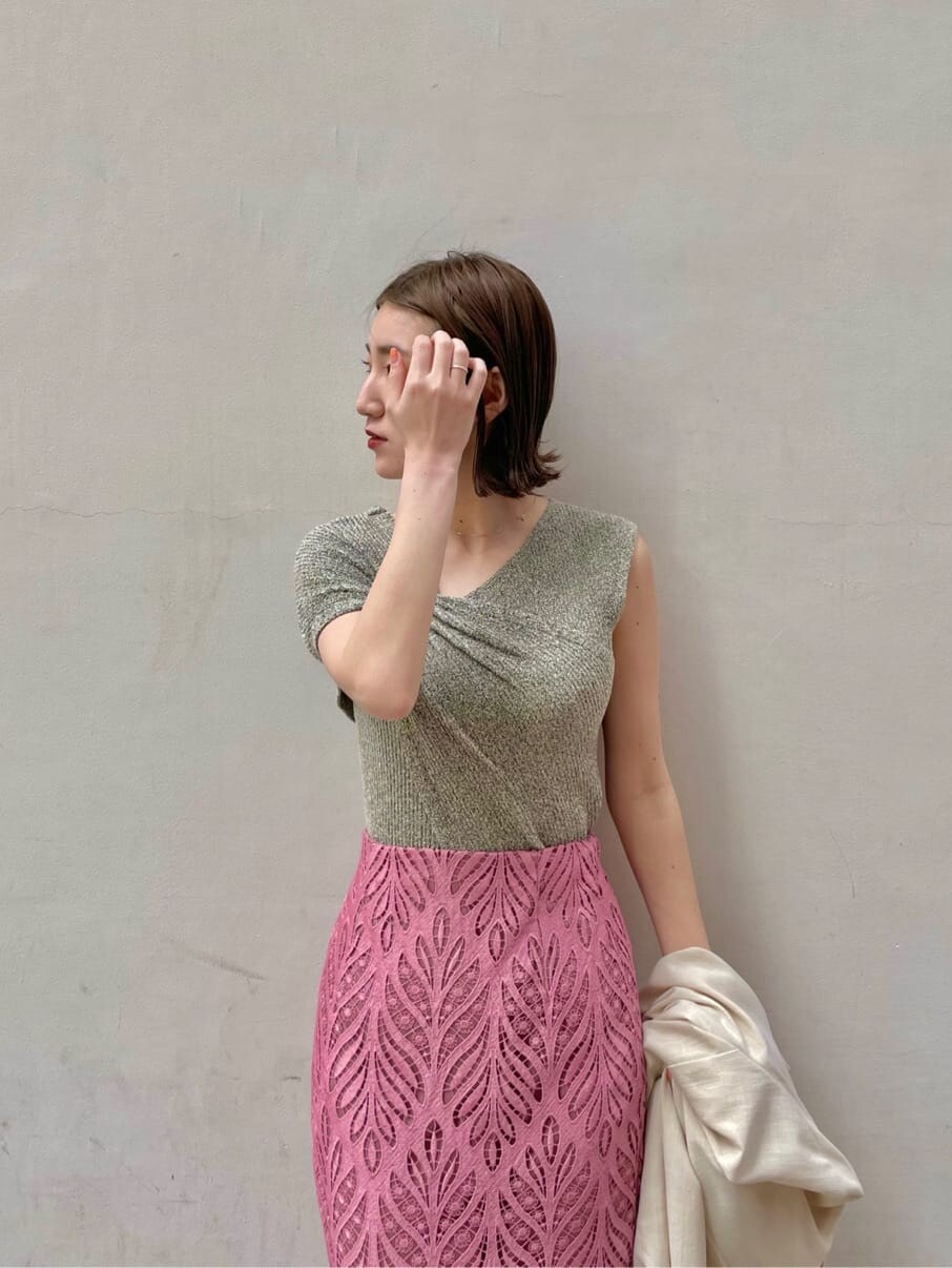 ベージュ系のテーラードジャケット、ピンク系のスカート、その他のパンプスを着用したレディースの春コーディネートの5枚目の写真