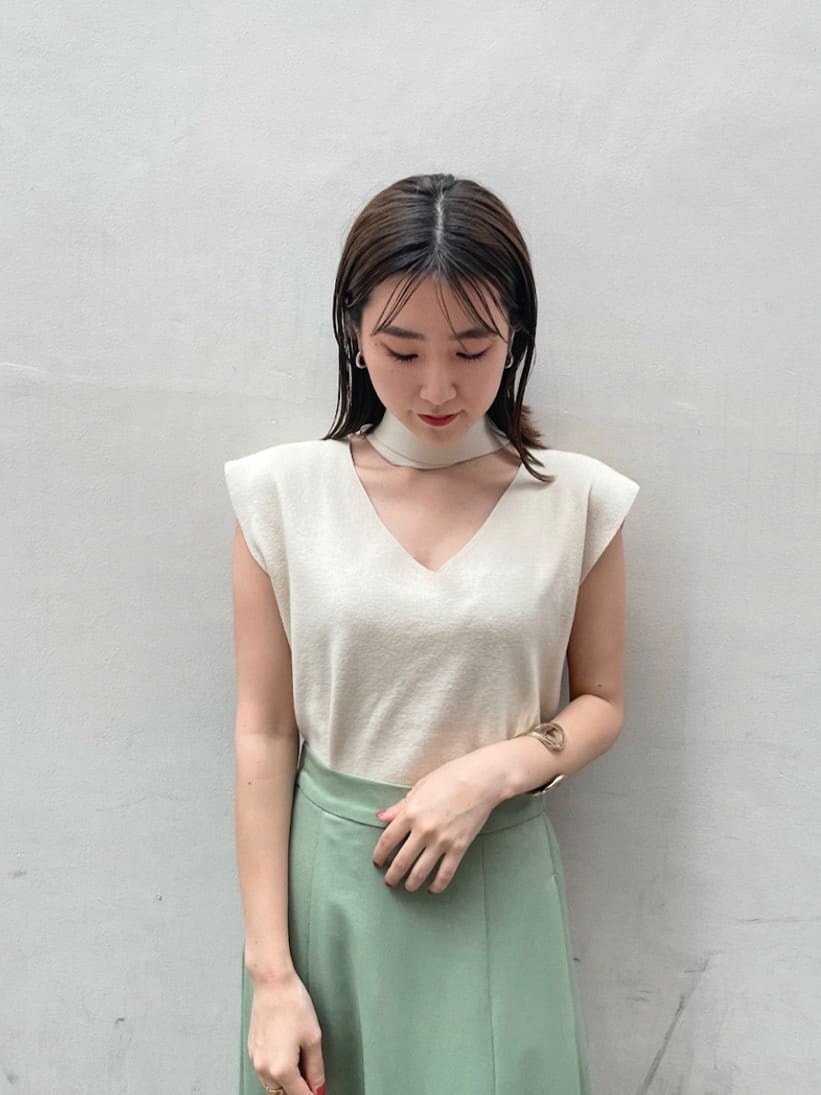 グリーン系のスカート、ブラウン系のサンダル、ブラウン系のカーディガン/ボレロを着用したレディースの夏コーディネートの4枚目の写真