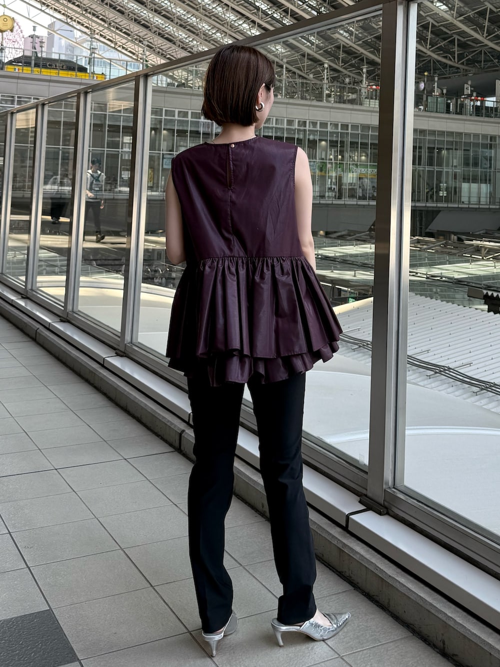 レッド系のシャツ/ブラウス、ブラック系のその他パンツ、シルバー系のパンプスを着用したレディースの夏コーディネートの8枚目の写真