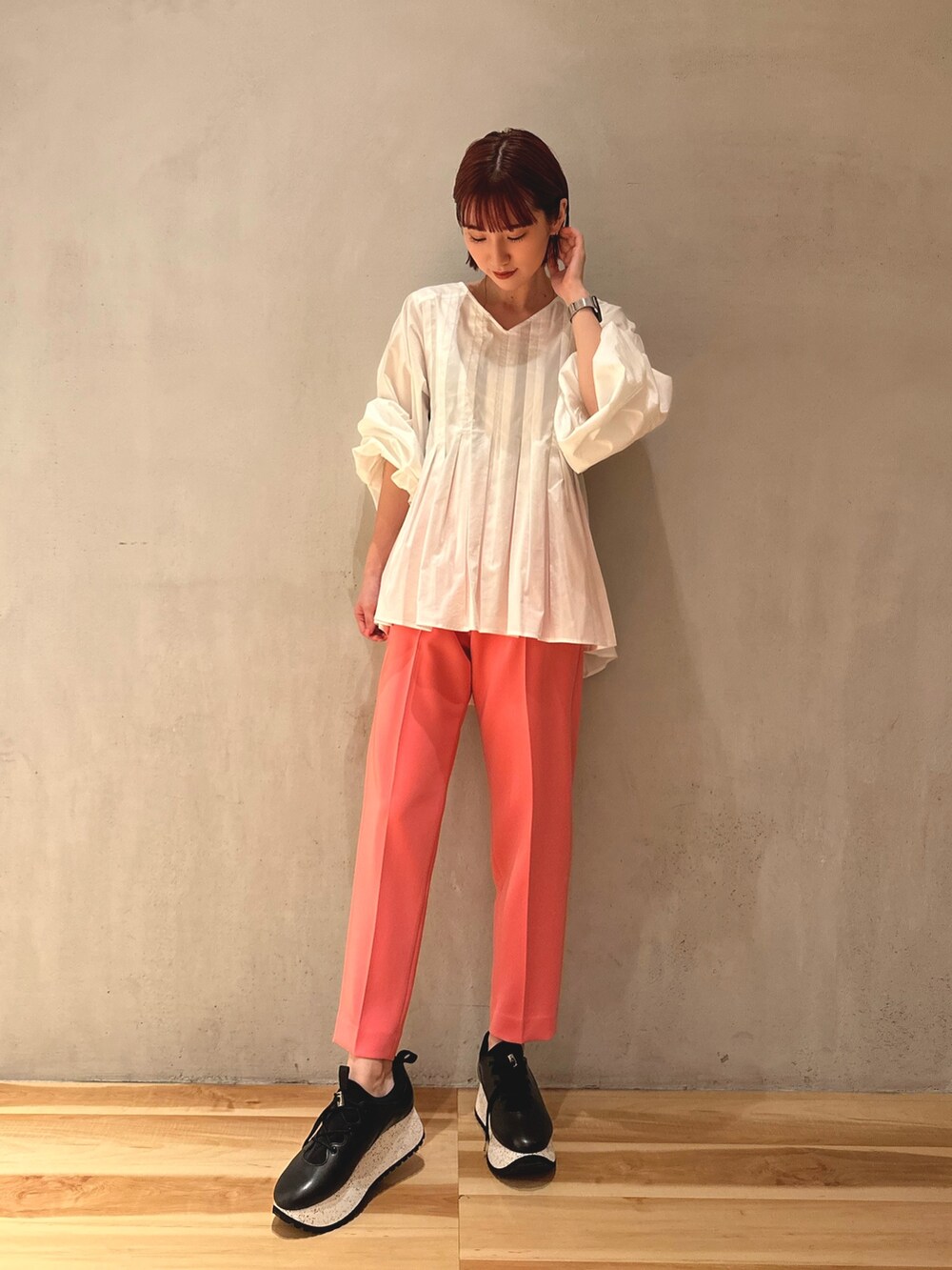 ブラック系のスニーカー、ピンク系のその他パンツ、ホワイト系のシャツ/ブラウスを着用したレディースの秋コーディネートの2枚目の写真