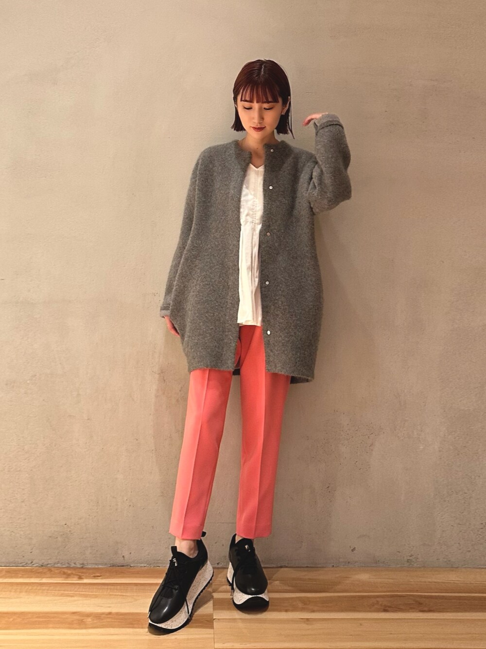 ブラック系のスニーカー、ピンク系のその他パンツ、ホワイト系のシャツ/ブラウスを着用したレディースの秋コーディネートの6枚目の写真