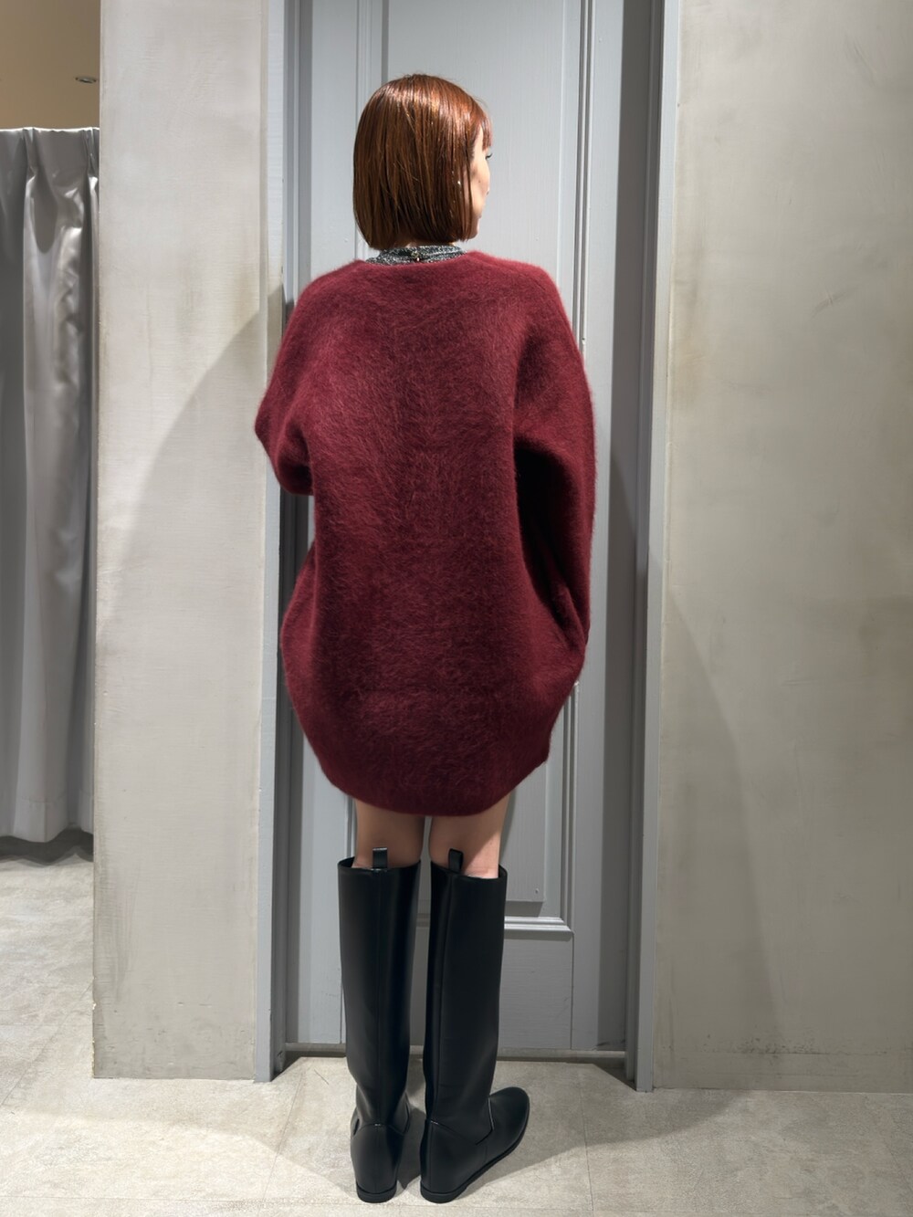 ブラック系のTシャツ/カットソー、グレー系のその他パンツ、レッド系のカーディガン/ボレロを着用したレディースの秋コーディネートの4枚目の写真