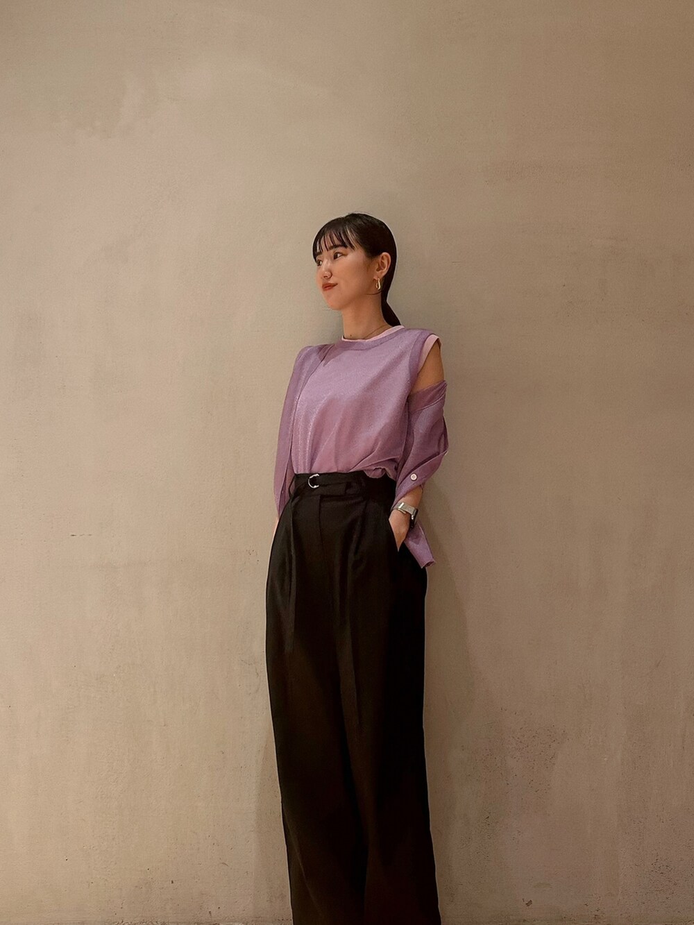 シルバー系のパンプス、パープル系のタンクトップ、パープル系のカーディガン/ボレロを着用したレディースの冬コーディネートの2枚目の写真