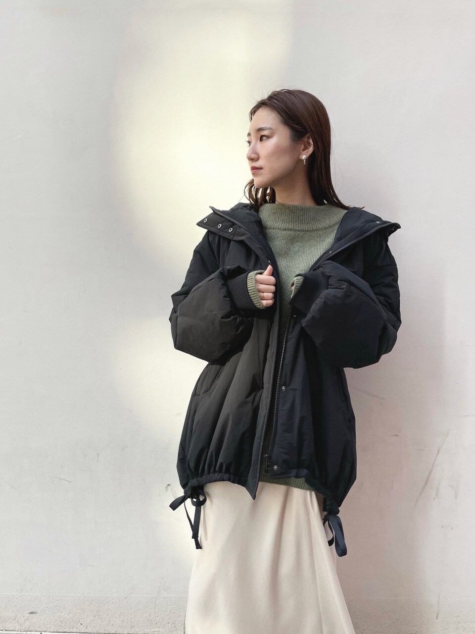 ホワイト系のスカート、ベージュ系のニット/セーターを着用したレディースの冬コーディネートの5枚目の写真