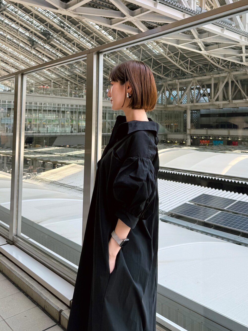 ブラック系のワンピース、ブラック系のサンダルを着用したレディースの夏コーディネートの5枚目の写真