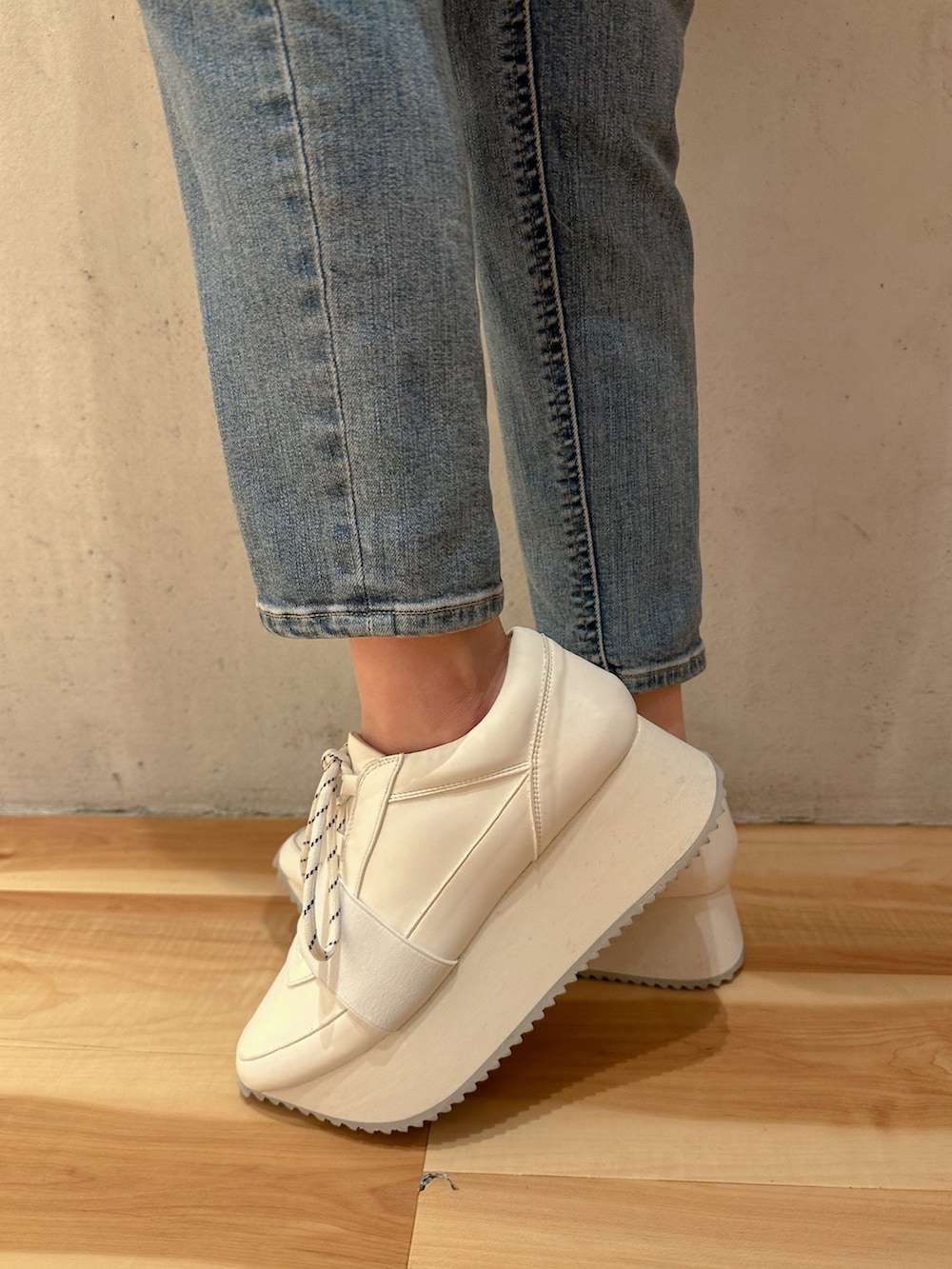 グリーン系のシャツ/ブラウス、ブルー系のデニムパンツ、ホワイト系のスニーカーを着用したレディースの春コーディネートの5枚目の写真