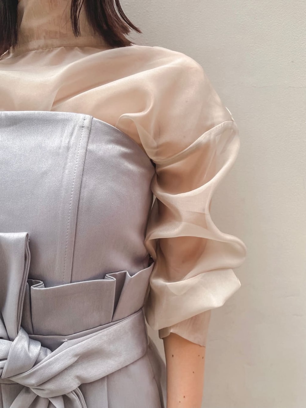 ベージュ系のパンプス、ベージュ系のクラッチバッグ、ベージュ系のシャツ/ブラウスを着用したレディースの秋コーディネートの3枚目の写真