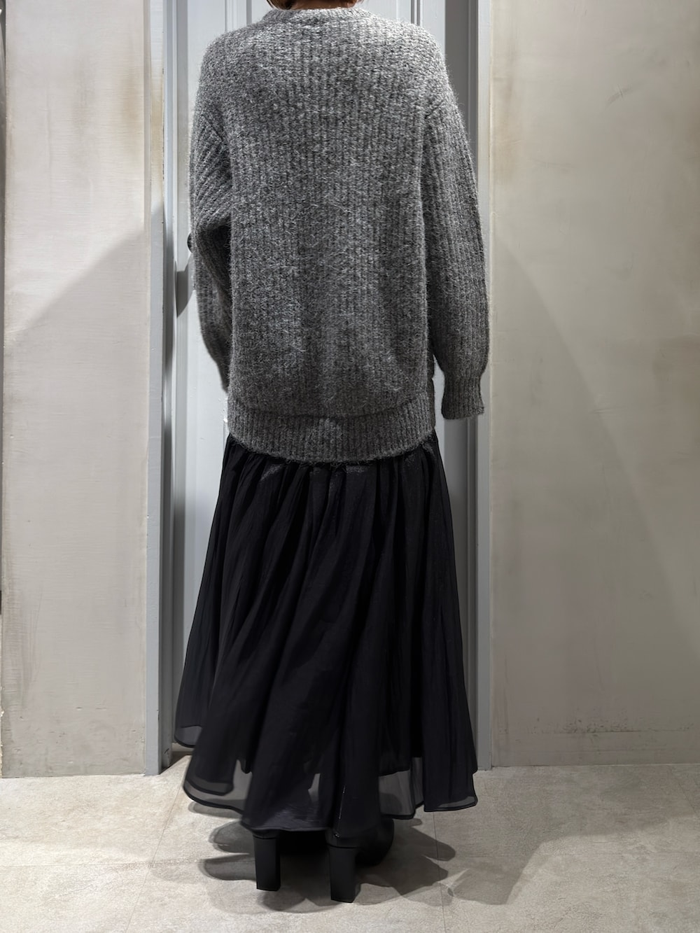 グレー系のワンピースを着用したレディースの秋コーディネートの9枚目の写真