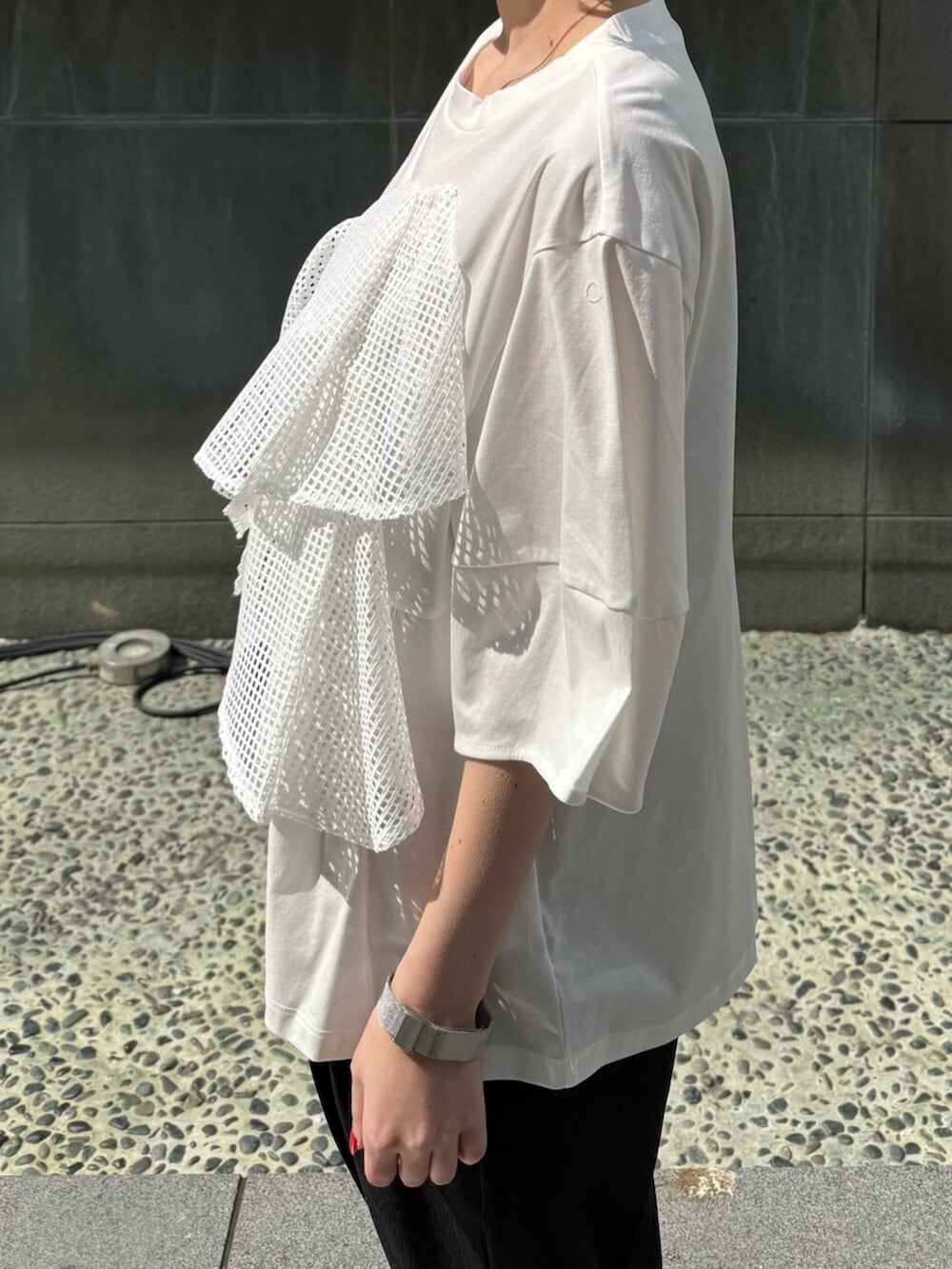 ブラック系のその他パンツ、ゴールド系のサンダル、ホワイト系のTシャツ/カットソーを着用したレディースの春コーディネートの6枚目の写真