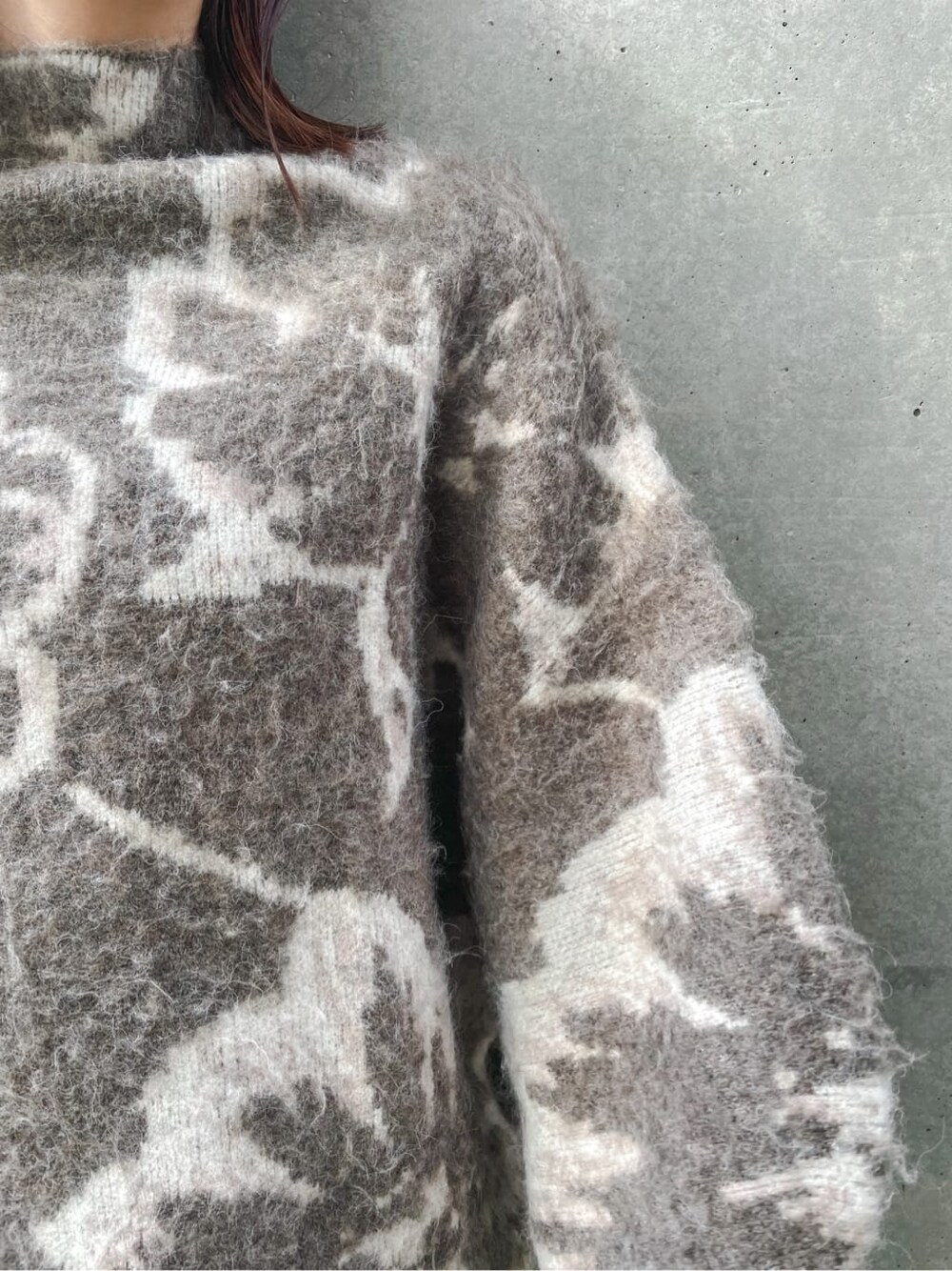 ブラック系のブーツ、ホワイト系のその他パンツ、ブラック系のハンドバッグを着用したレディースの秋コーディネートの5枚目の写真