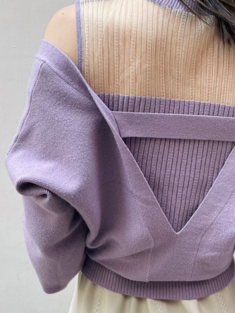 ホワイト系のスカート、ベージュ系のその他シューズ、パープル系のニット/セーターを着用したレディースの夏コーディネートの7枚目の写真