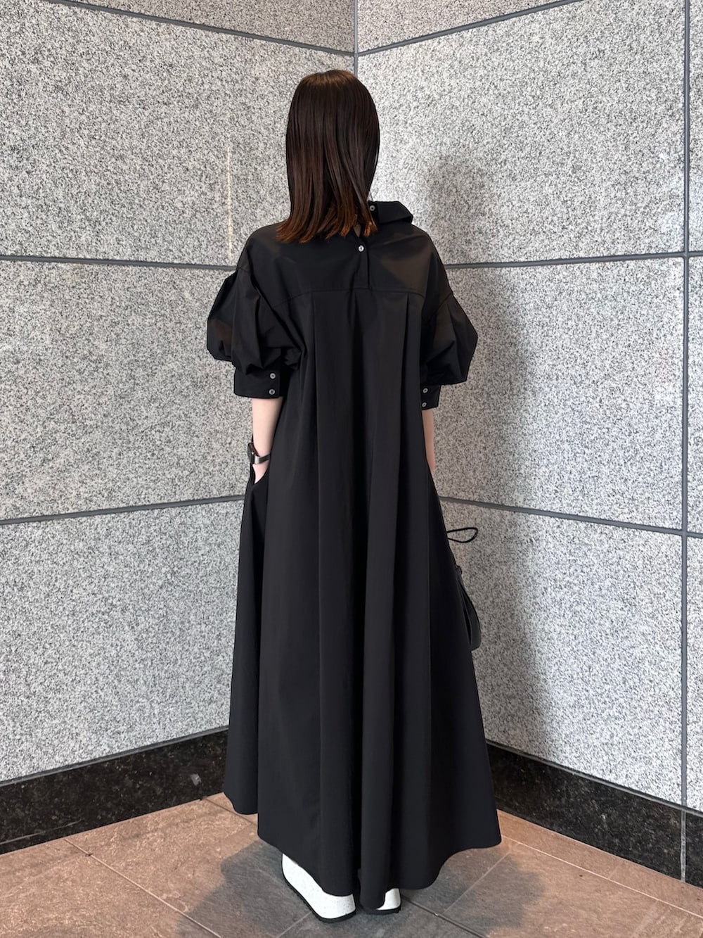 ブラック系のワンピース、ブラック系のスニーカー、ブラック系のショルダーバッグを着用したレディースの夏コーディネートの5枚目の写真