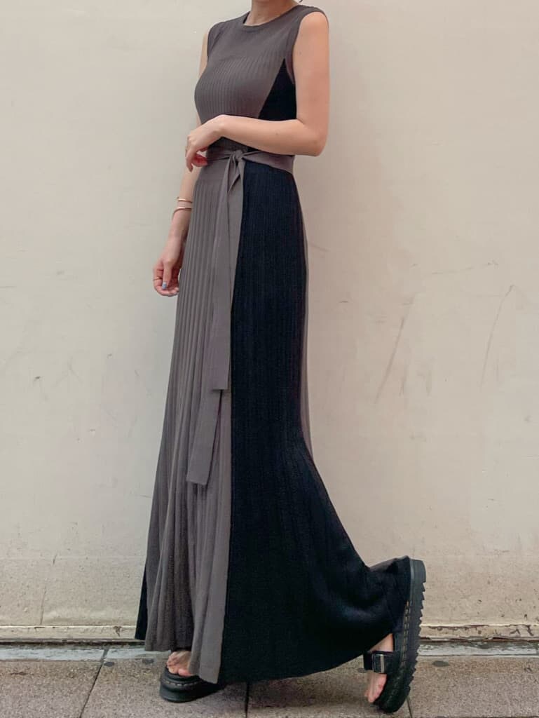 ブラック系のその他シューズ、グレー系のワンピースを着用したレディースの夏コーディネートの2枚目の写真