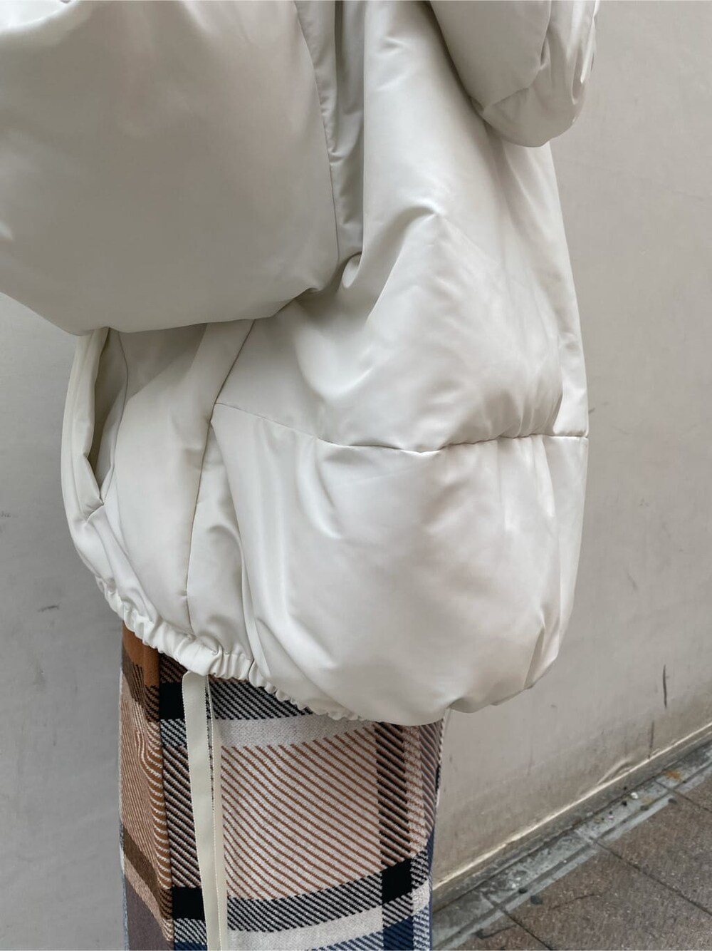 ブラック系のその他シューズ、ブルー系のスカート、ブラック系のニット/セーターを着用したレディースの秋コーディネートの9枚目の写真