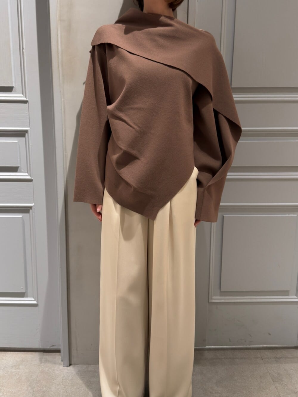 ホワイト系のその他パンツ、ブラウン系のニット/セーターを着用したレディースの冬コーディネートの4枚目の写真