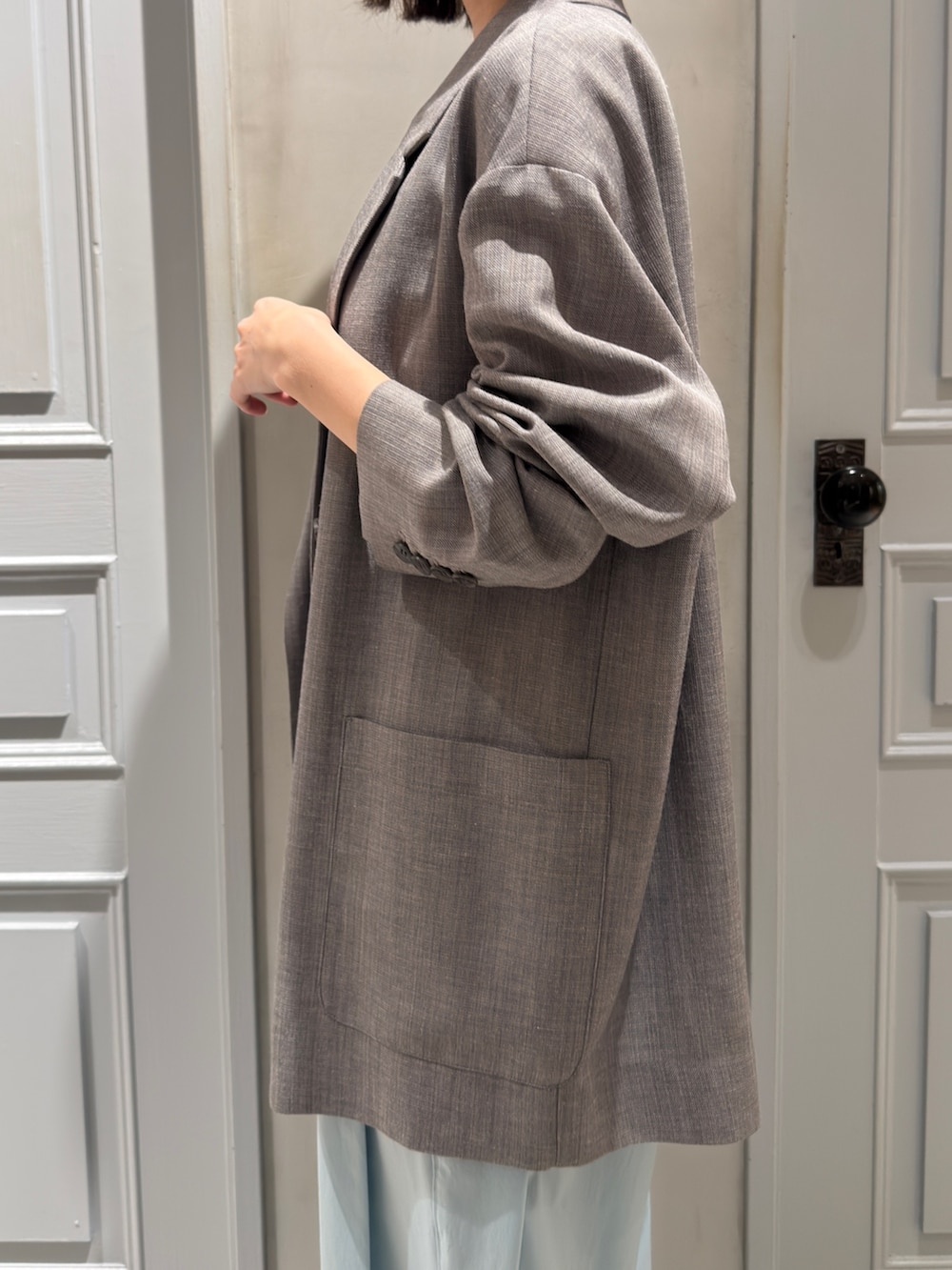 グレー系のテーラードジャケット、グリーン系のその他パンツ、シルバー系のパンプスを着用したレディースの冬コーディネートの9枚目の写真