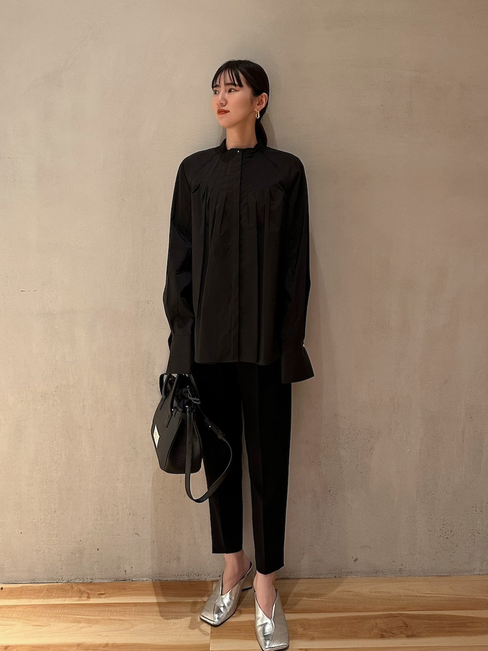 ブラック系のショルダーバッグ、ブラック系のテーラードジャケット、ブラック系のその他パンツを着用したレディースの春コーディネートの7枚目の写真