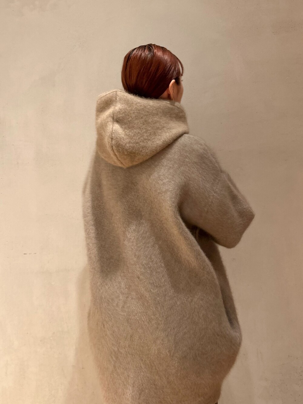 ホワイト系のスニーカー、ブラック系のその他パンツ、ベージュ系のノーカラージャケットを着用したレディースの夏コーディネートの5枚目の写真