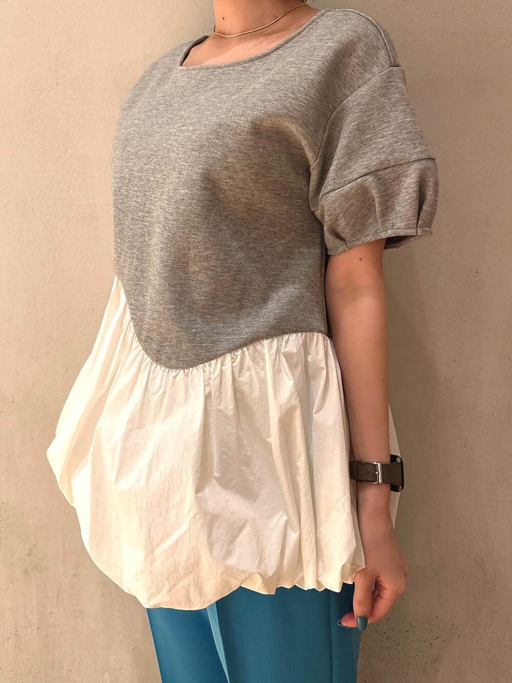 グレー系のTシャツ/カットソー、ブルー系のその他パンツ、ホワイト系のスニーカーを着用したレディースの春コーディネートの3枚目の写真