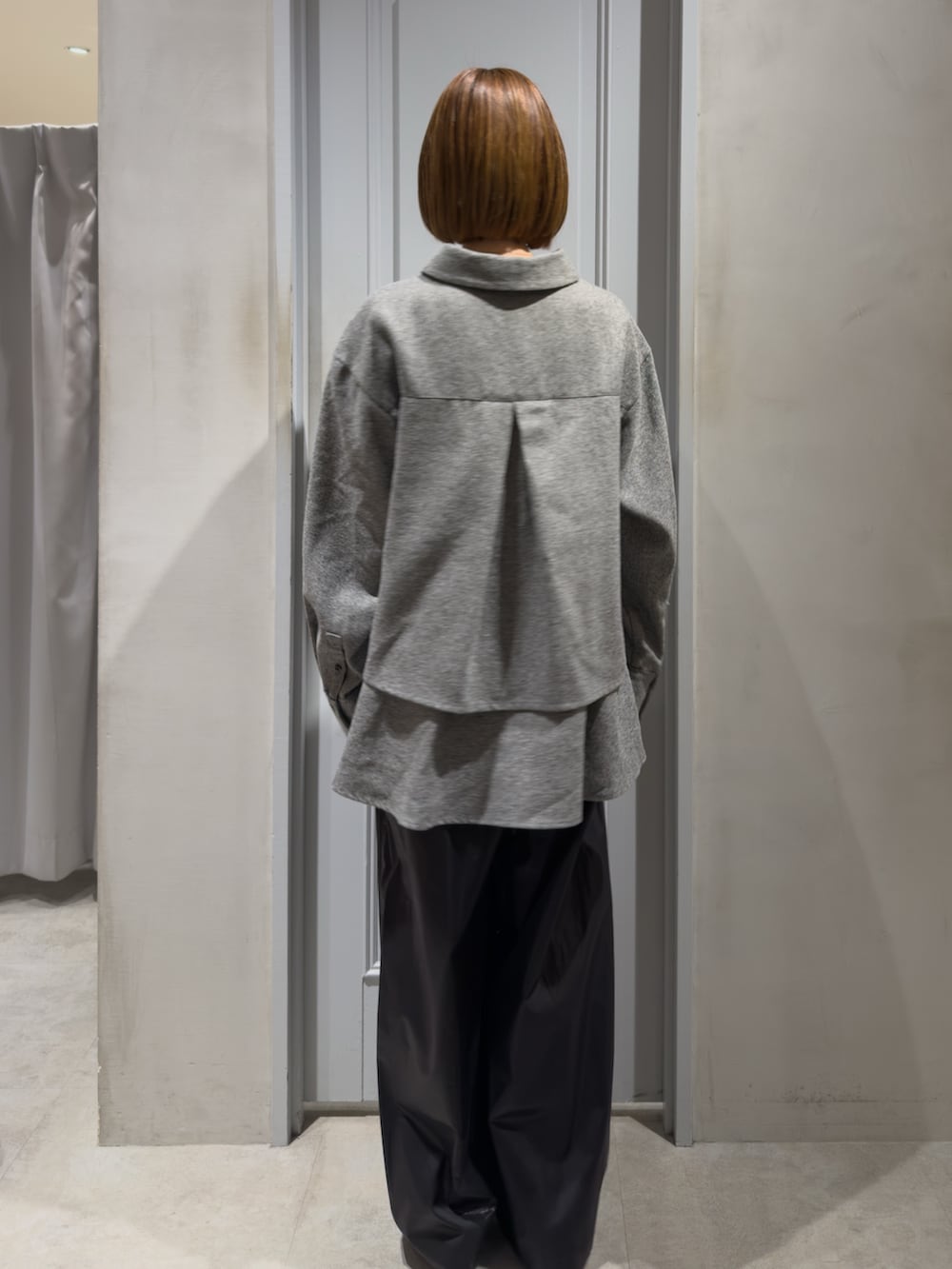 グレー系のシャツ/ブラウス、ブラック系のその他パンツを着用したレディースの冬コーディネートの4枚目の写真