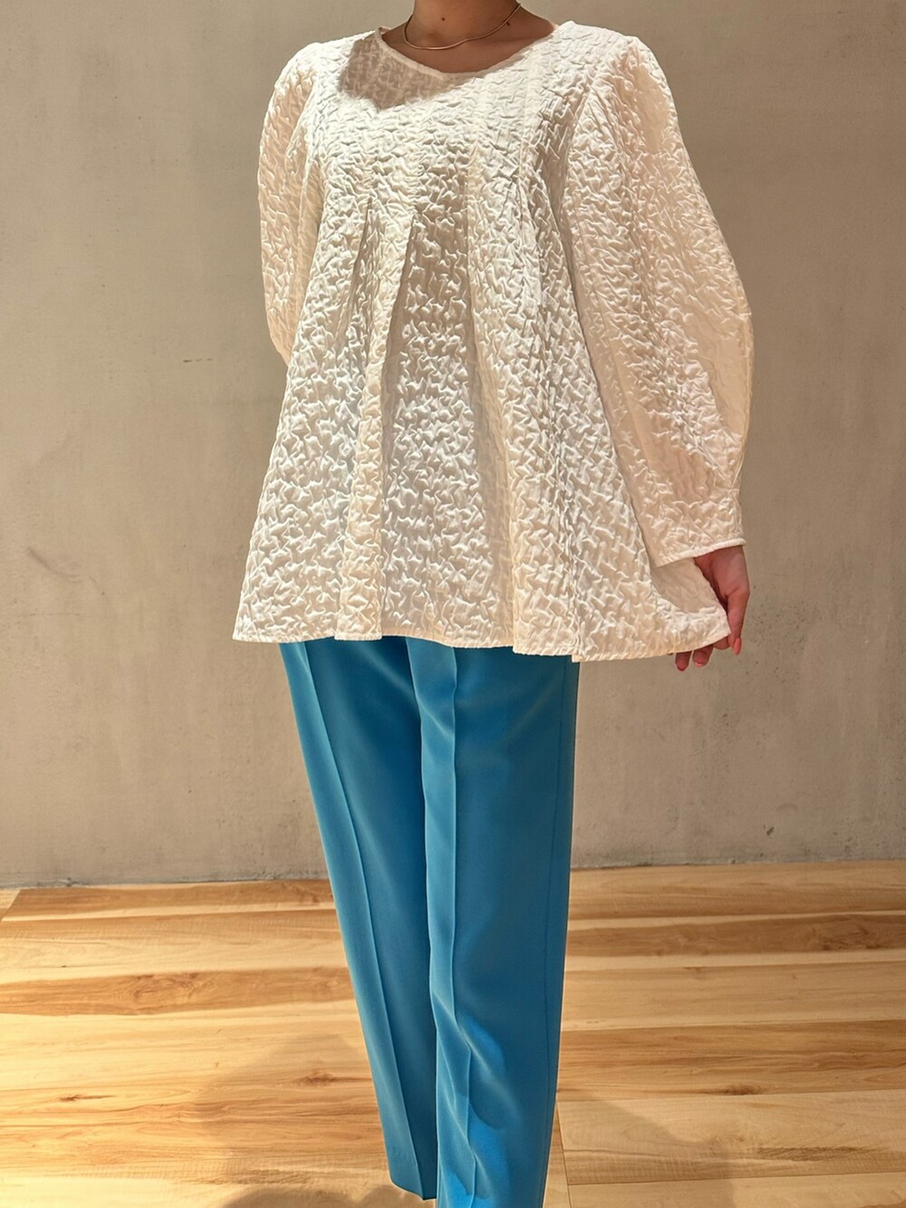 ホワイト系のシャツ/ブラウス、ブルー系のその他パンツを着用したレディースの春コーディネートの4枚目の写真