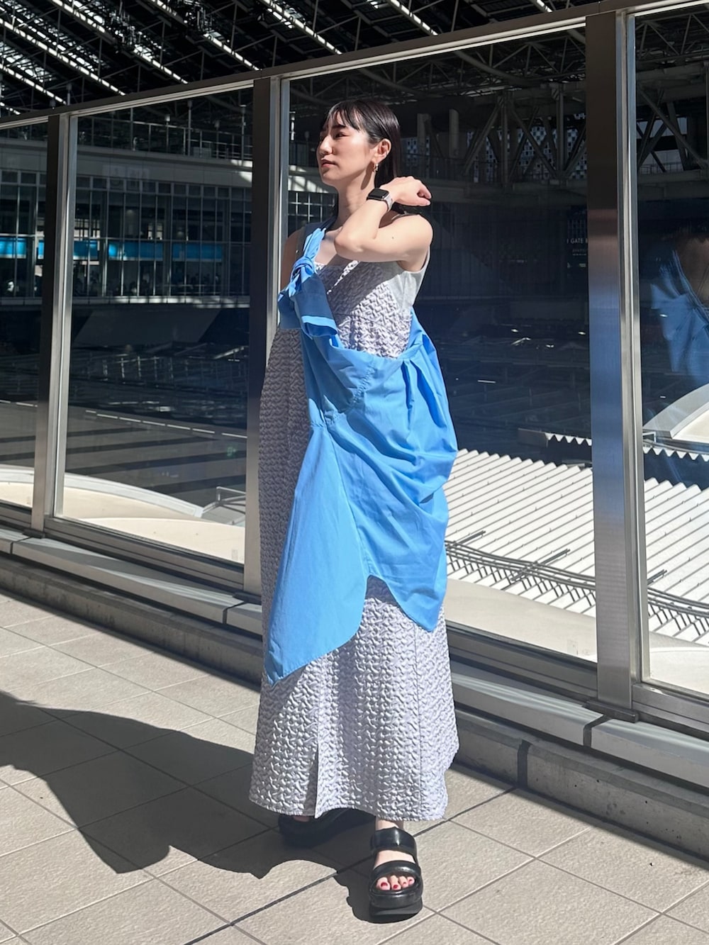 ブルー系のシャツ/ブラウス、グレー系のワンピース、グレー系のタンクトップを着用したレディースの春コーディネートの2枚目の写真